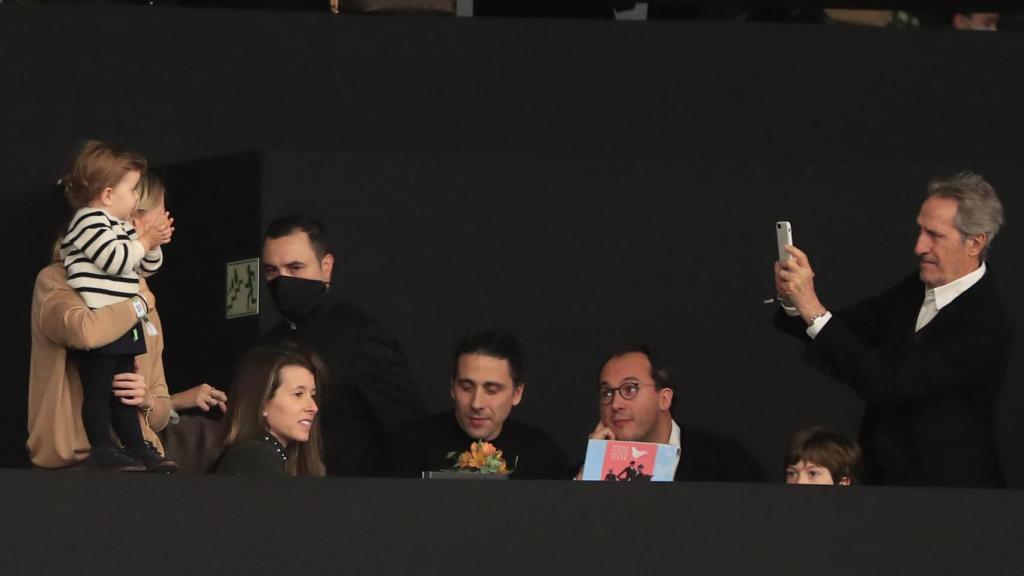 Marta Ortega sostiene a su hija Matilda, mientras Roberto Torretta le hace una foto.