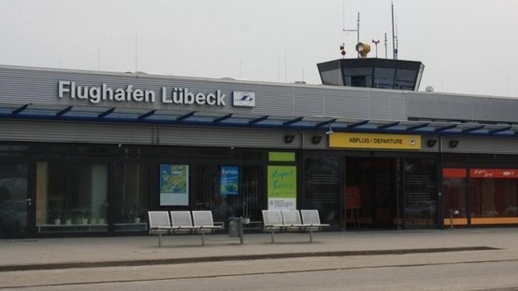 Terminal del aeropuerto de Lubeca (Alemania), donde el médico inyectó su vacuna a un centenar de pasajeros.