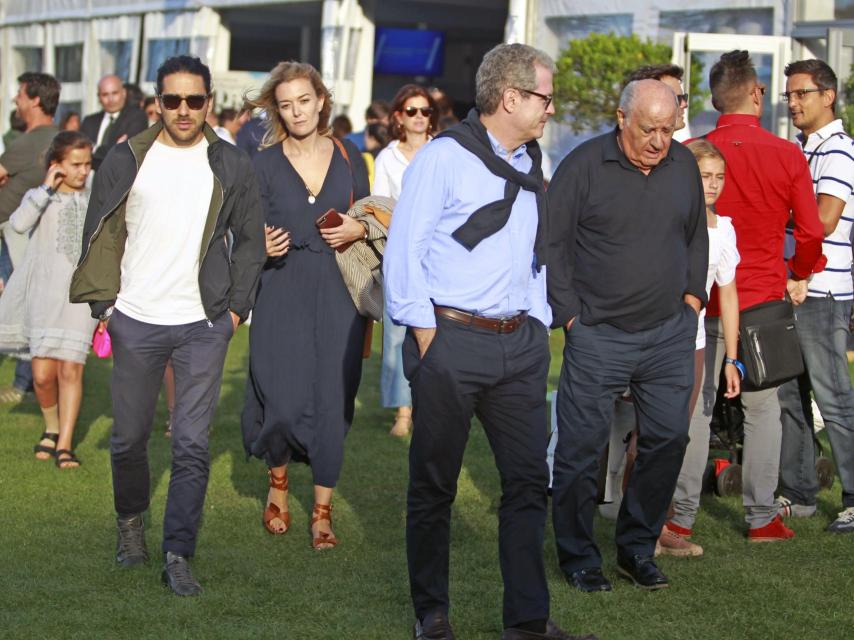 Carlos Torretta y Amancio Ortega, con 'look' similar y actitud parecida en el Centro Hípico Casas Novas de A Coruña.