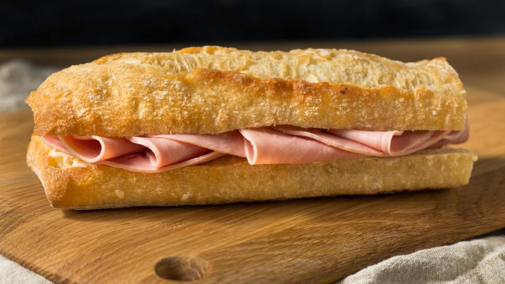 Un bocadillo de jamón de York.