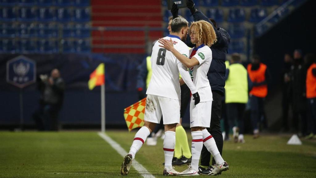 Xavi Simons en su debut con el PSG