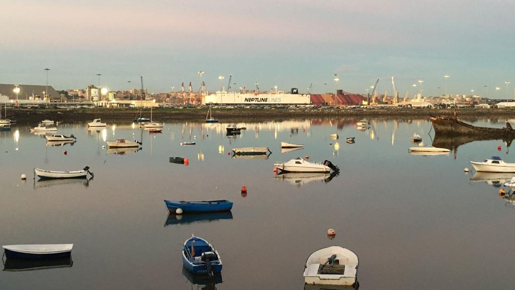 Vista del Puerto de Santander desde las escolleras de Raos.