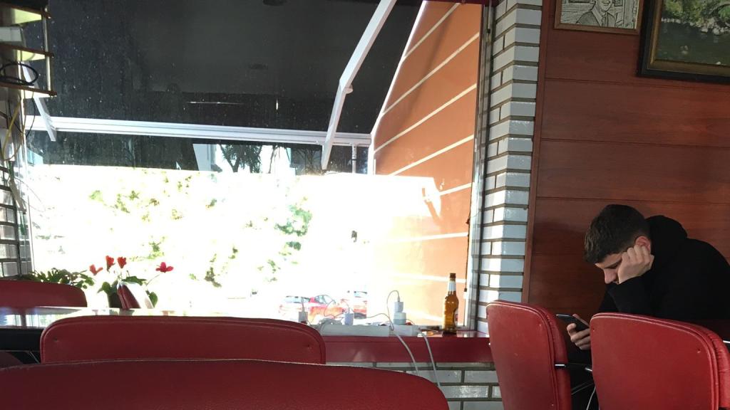 La dueña de un bar cercano deja a los jóvenes cargar sus móviles en el local.