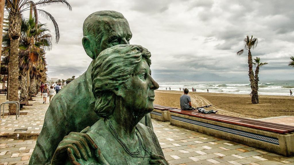 Monumento a los pensionistas en la playa de San Juan de Alicante.