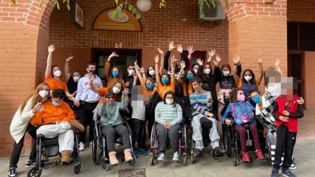 Los usuarios de AODI Alicante antes de una escapada de ocio.