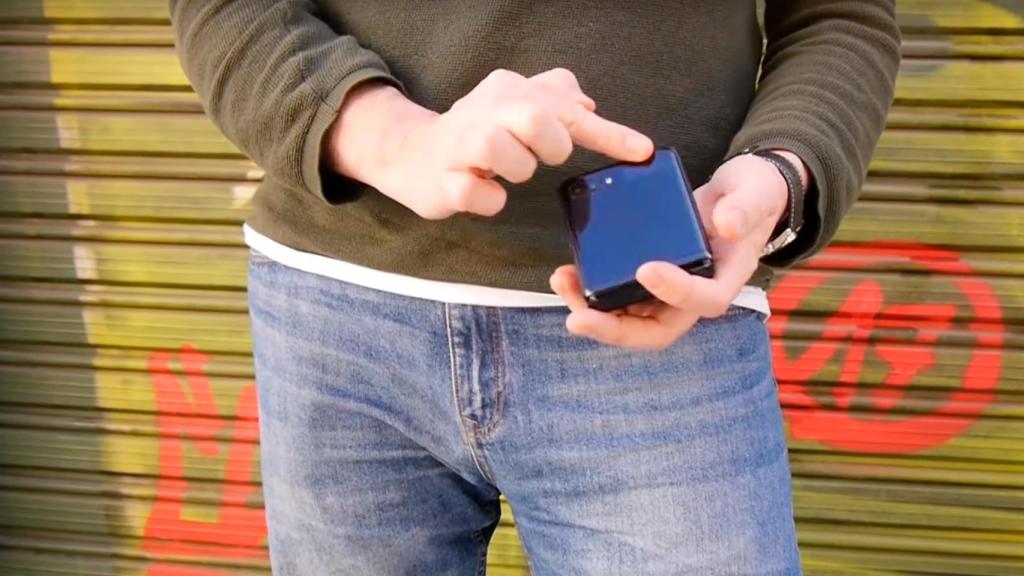 Doblando un Galaxy Z Flip para guardarlo en el bolsillo