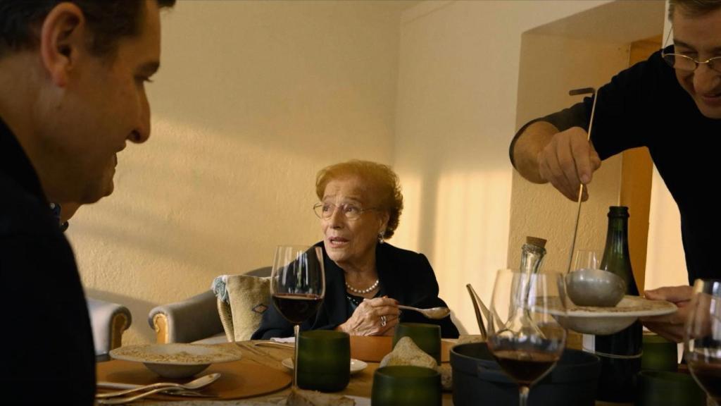Los hermanos Roca junto a su madre durante la degustación de su menú en peligro de extinción