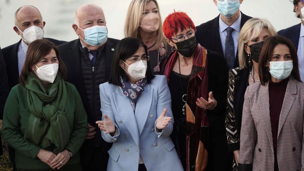 Carolina Darias, ministra de Sanidad, en Córdoba, entre varios de los consejeros autonómicos antes del CISNS.