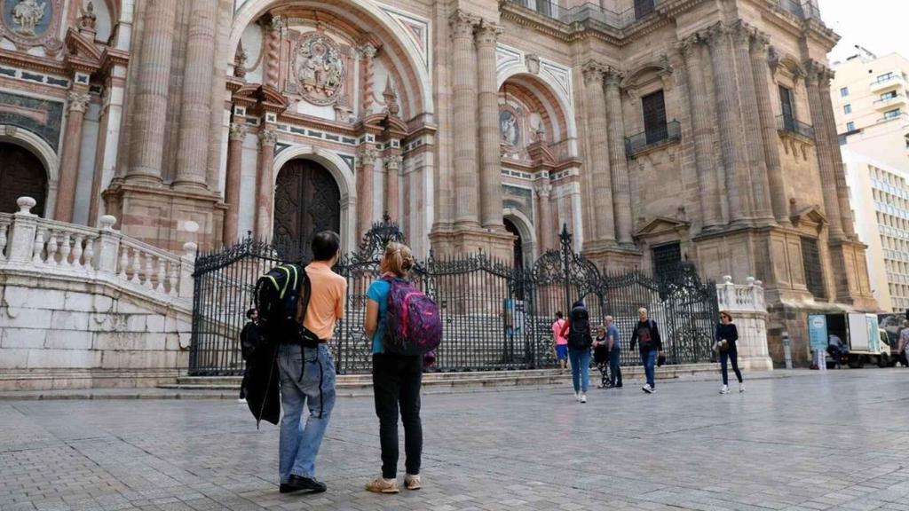 Turistas en la Catedral de Málaga.