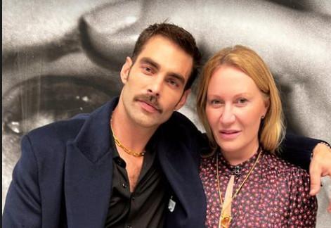 El modelo Jon Kortajarena con la historiadora del arte Diana Widmaier Picasso (fuente: @jonkortajarena)