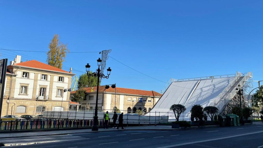 La rampa de hielo con las lonas sobre la estructura.