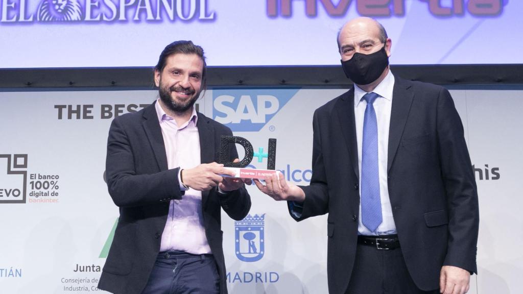 Miguel Castro, Director general Entelgy, entregó el premio al colaborador de D+I Chema Nieto, que lo recogió en nombre de Helena Torras.  FOTO: Jesús Umbría.