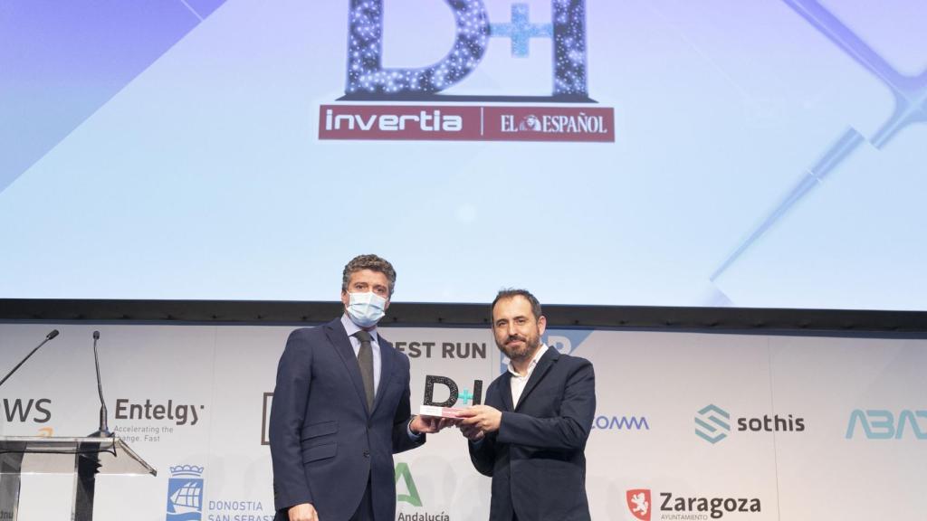 Javier de Antón Freile, director del estudio CSO Arquitectura, recibió el premio, entregado por David González Seco,  Director de M6idmarket y Canales de SAP España. FOTO: Jesús Umbría.