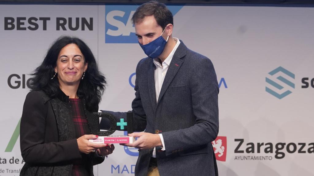 Mercedes Maroto, Director, Research Centre for Carbon Solutions (RCCS) DE LA Heriot-Watt University, recibió el premio de manos de Antonio Vargas,  Responsable de Relaciones Institucionales de AWS Iberia. FOTO: Vicent Bosch.