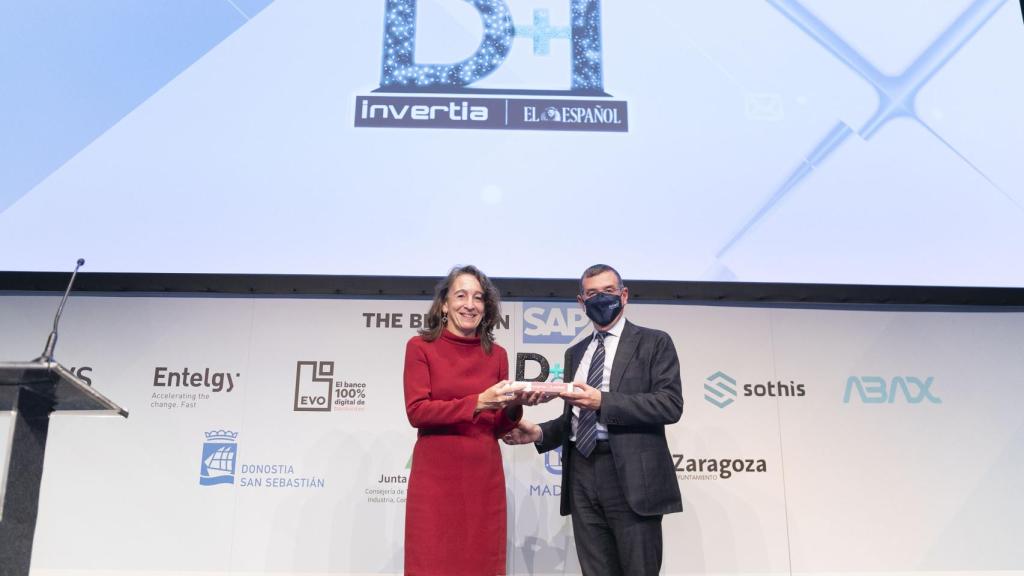 La concejala de Impulso Económico, Marisol Garmendia, recibe el premio de Paco Hortiguela, director general de Amectic. FOTO: Jesús Umbría.