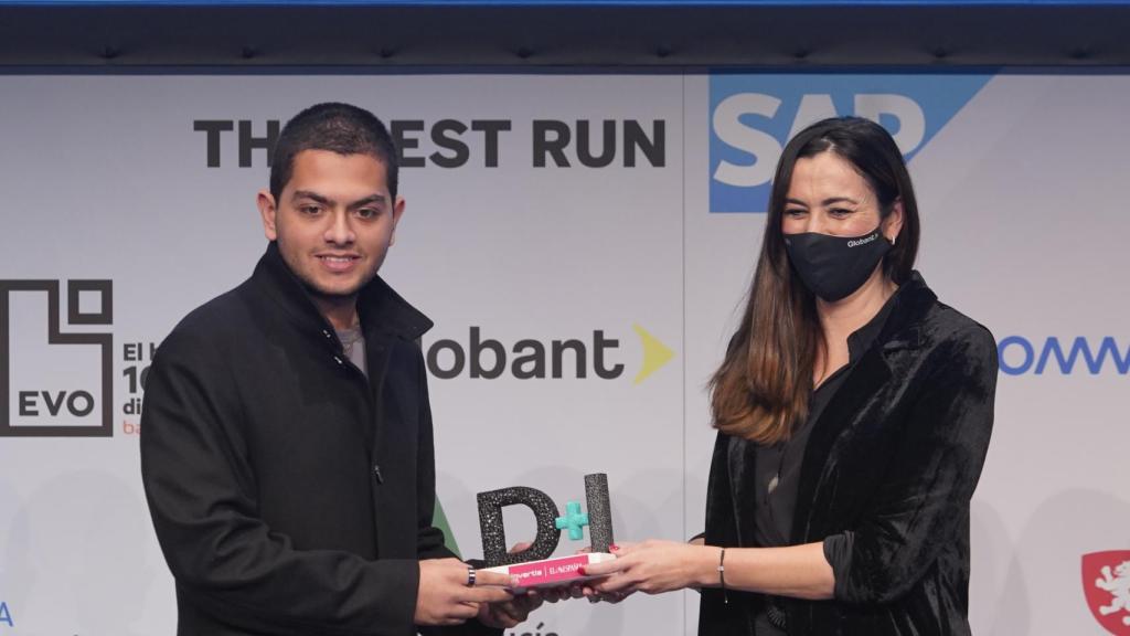 Alfonso de los Ríos, CEO y cofundador de NowPorts, tras recibir el premio, entregado por Sonia Pacheco,	Directora de Marketing y comunicación de EMEA de Globant. FOTO: Vicent Bosch.