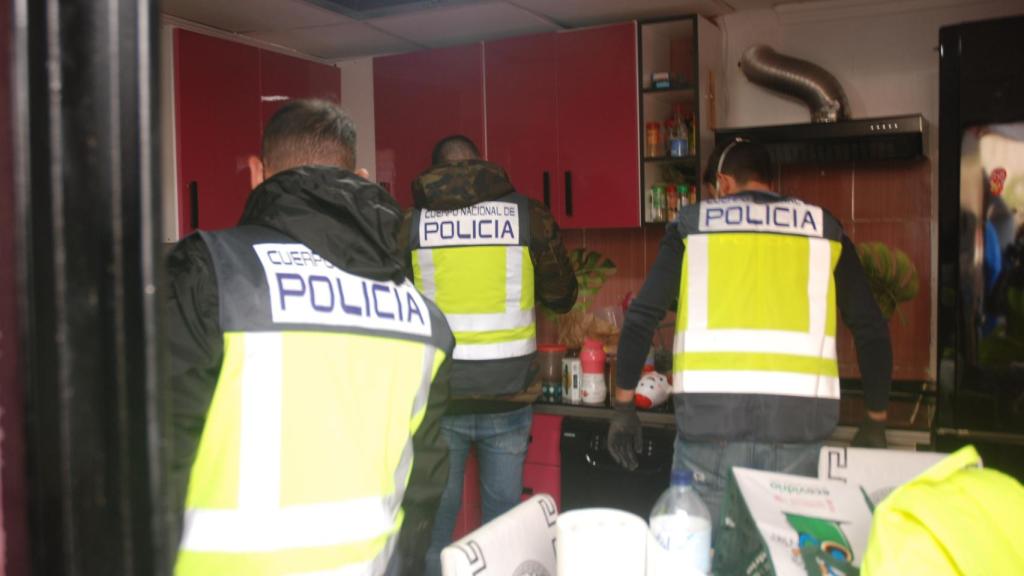 Agentes de la Policía Nacional en uno de los domicilios registrados en Orihuela.