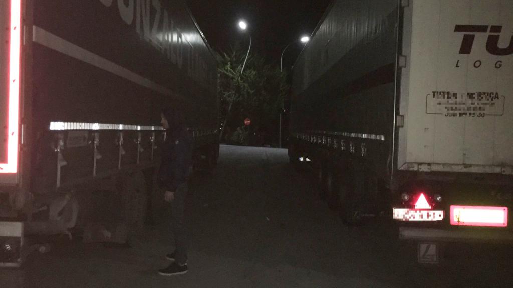 Elio inspecciona camiones aparcados en un área de servicio cercana a Santander.