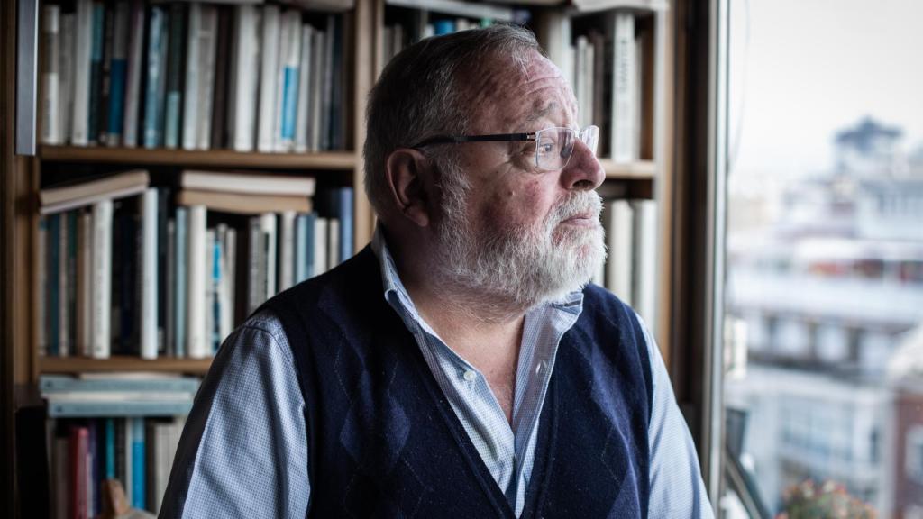 Fernando Savater en su casa de Madrid en charla con Porfolio.