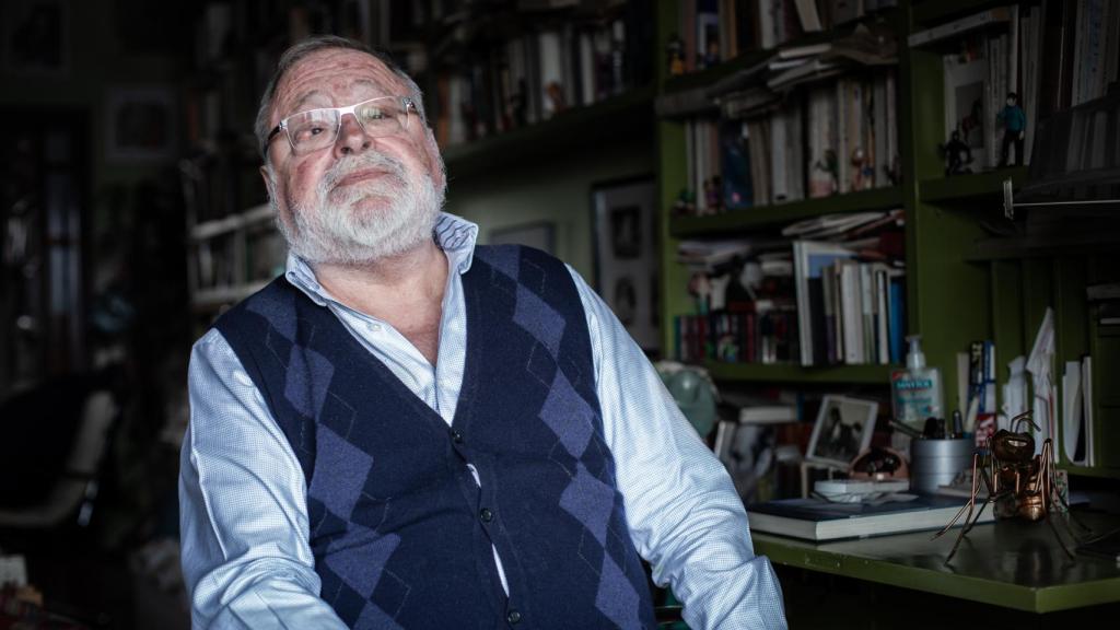 Savater en su casa de Madrid.