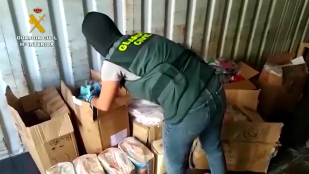 Agentes de la Guardia Civil incautan el botín del arrestado.