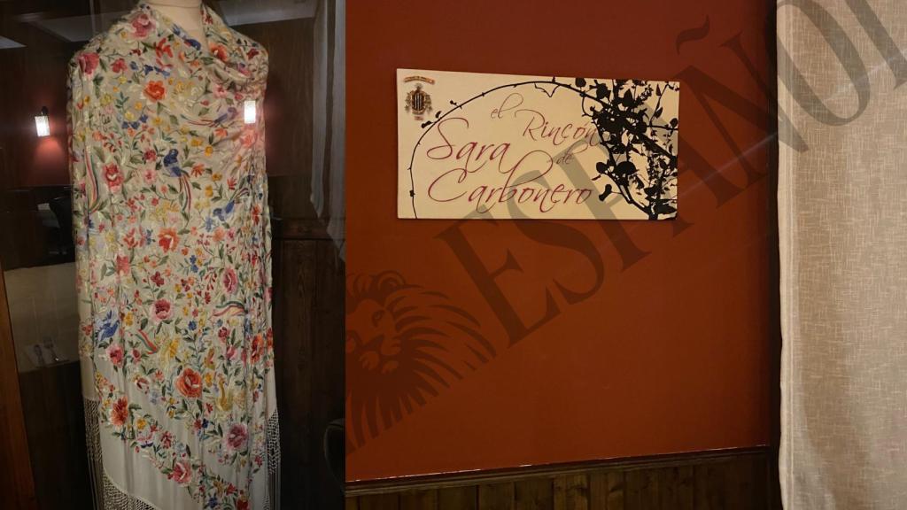 El vestido expuesto en la vitrina y el cuadro que reza 'El rincón de Sara Carbonero'.