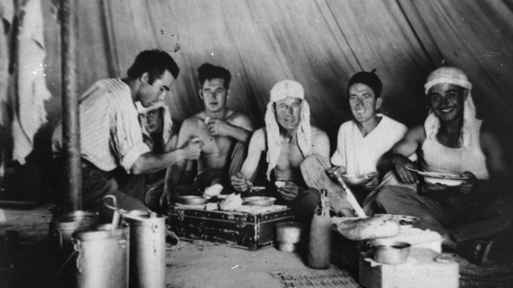 Los presos, durante un descanso.