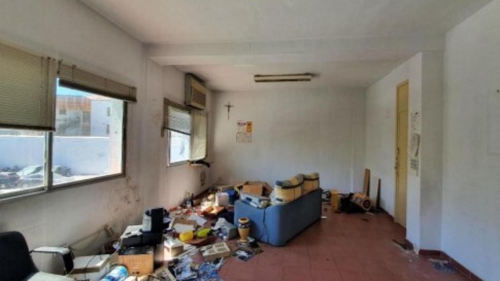 Basura acumulada en el interior del complejo.