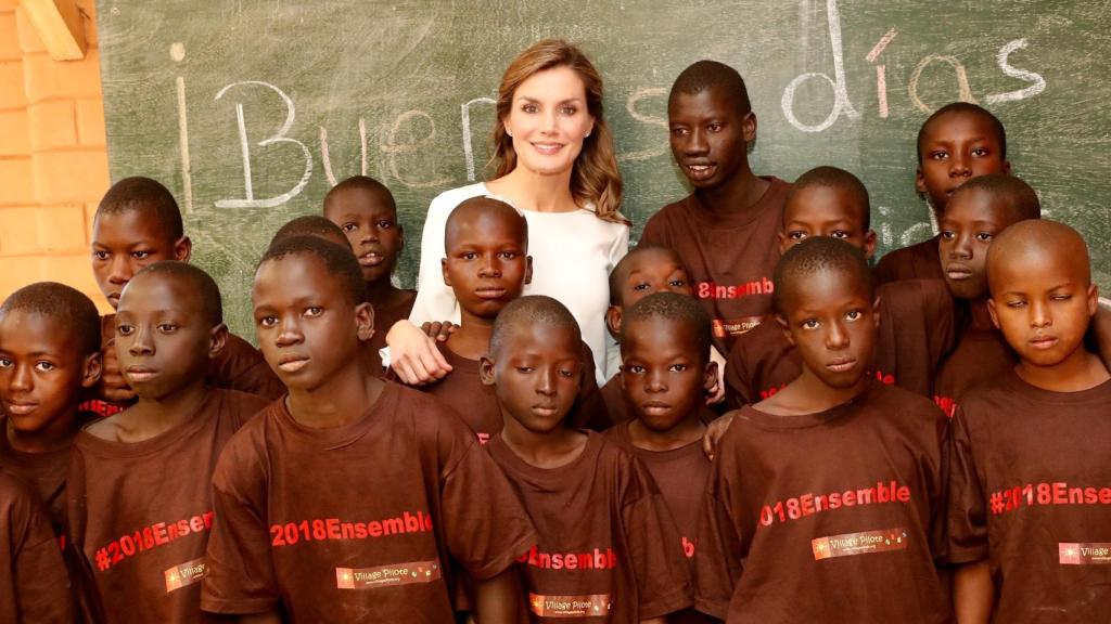 Letizia durante su visita a Village Pilote Tremplin du Lac Rose en Dakar.