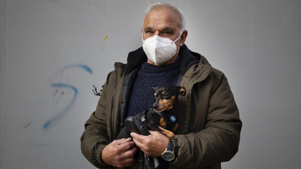 Manuel y su perro, en Arteixo.