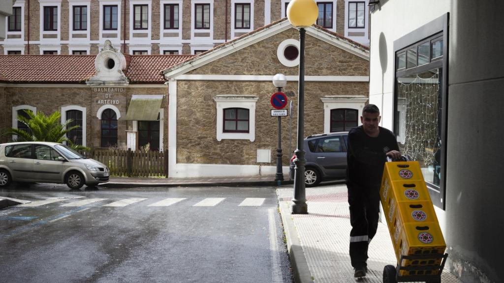 Una de las calles de Arteixo. al fondo, el balneario donado por la Fundación Amancio Ortega a la ciudad.