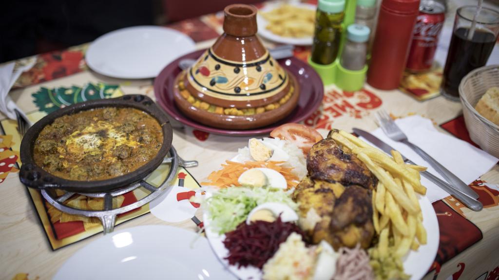 A la izquierda, el 'tajin' de carne; arriba, el cuscús; y abajo, el pollo asado.