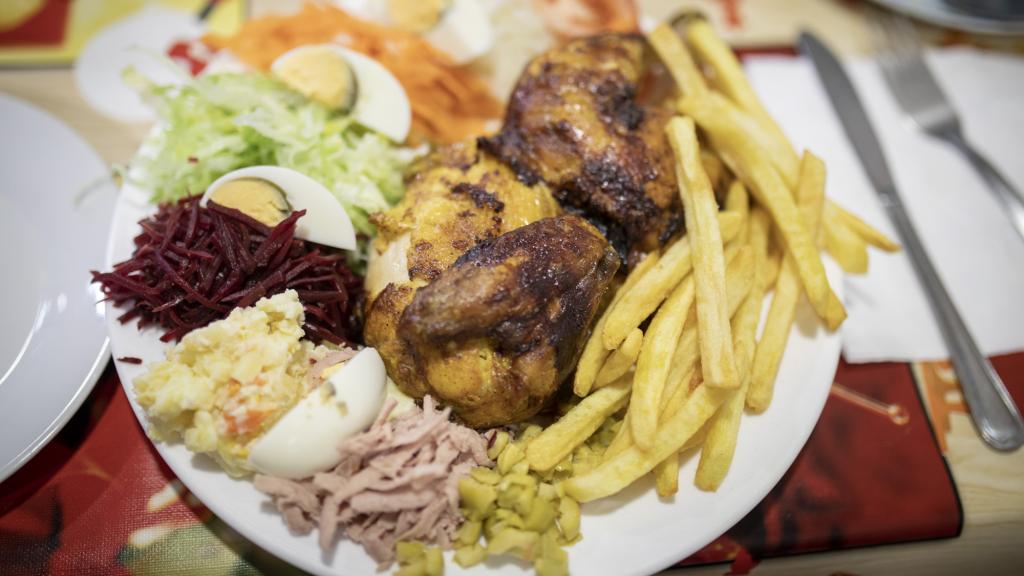 Medio pollo asado de El Pollo de Oro, el restaurante favorito de Omar Montes.