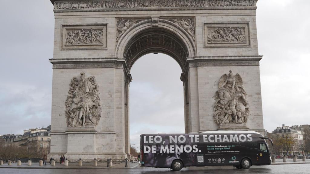 El autobús publicitario de Bstadium bajo el Arco del Triunfo
