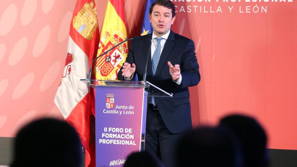 El presidente de la Junta de Castilla y León, Alfonso Fernández Mañueco, clausura el II Foro de Formación Profesional / Rubén Cacho  ICAL.
