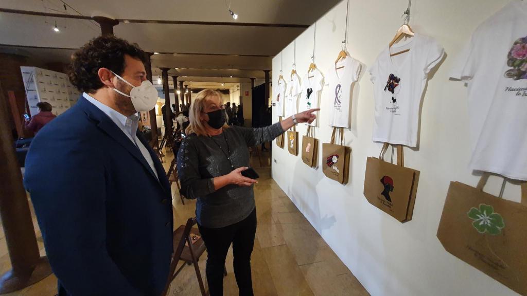 Carmen Olaiz y Manuel García, en la inauguración