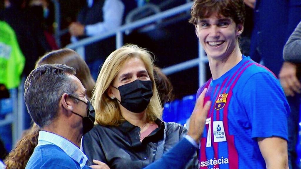 Pablo Urdangarin en su debut con el Barça de Balonmano el pasado 23 de octubre junto a sus padres, la infanta Cristina e Iñaki Urdangarin.