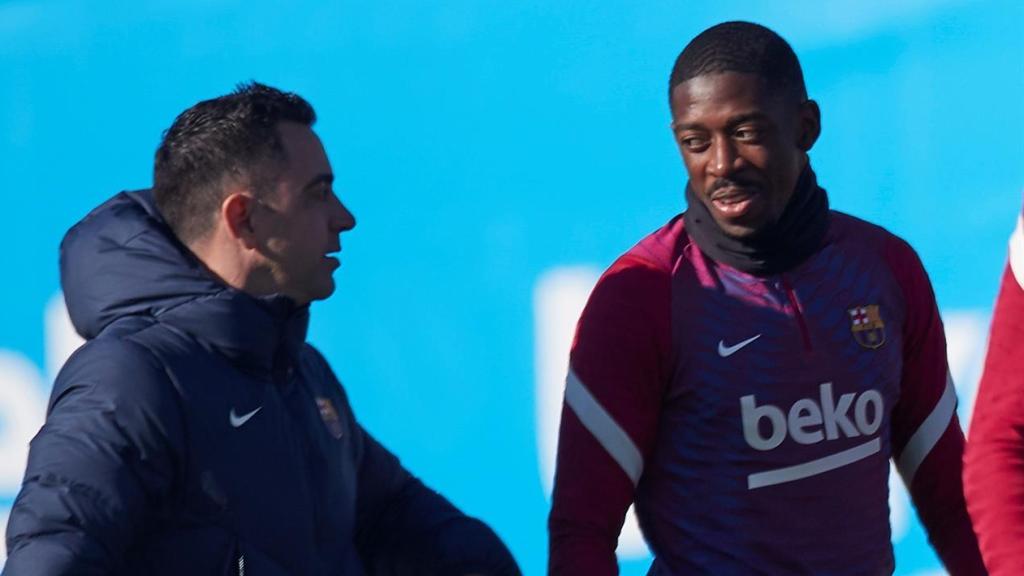 Xavi Hernández hablando con Ousmane Dembélé