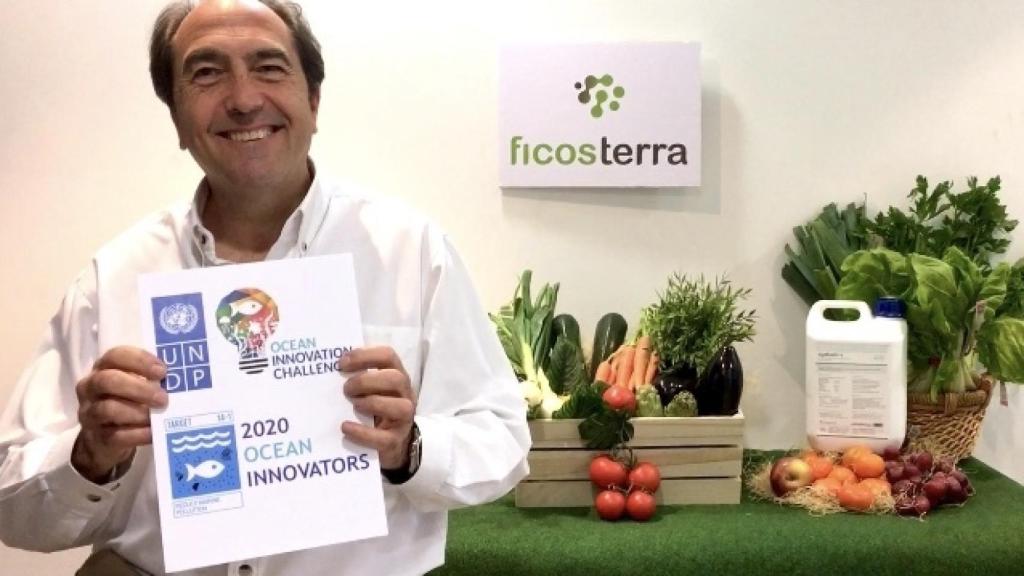 Luis Lombada sujeta un cartel que demuestra el reconocimiento del programa Ocean Innovation Challenge