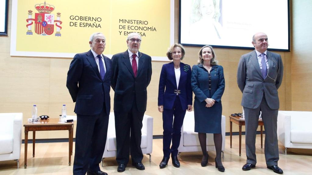 La vicepresidenta económica, Nadia Calviño, acompañada por los exministros de Economía Carlos Solchaga, Elena Salgado, Pedro Solbes y Luis de Guindos.