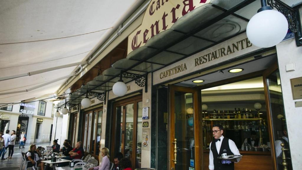 Acudir al Café Central estos días para despedirse de él, no es mala idea.