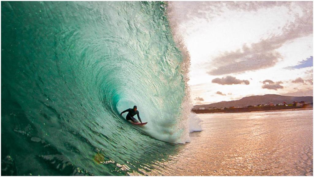 Jesus Busto surcando las olas de Doniños.