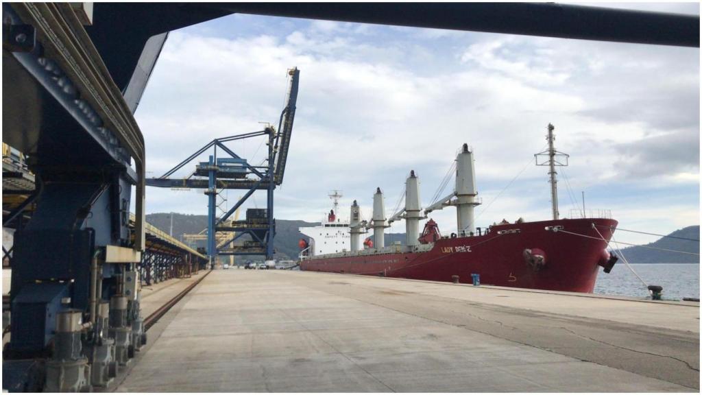 Imagen de archivo de la primera descarga de carbón en Ferrol.