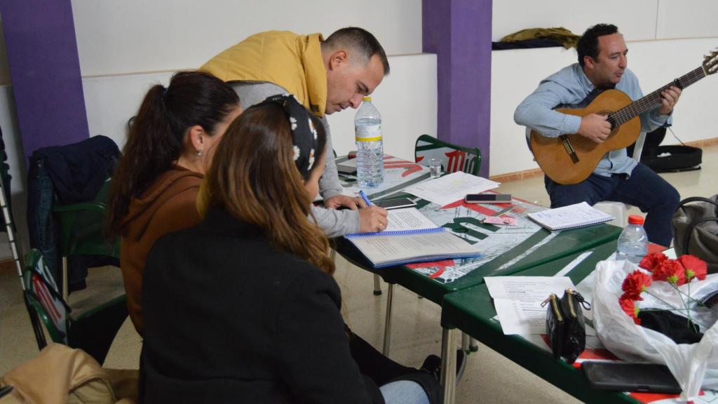 La familia Ballesteros tomando apuntes de cara a la zambomba.