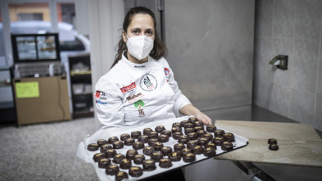 Marta López, la mejor repostera de la Comunidad de Madrid, con una bandeja de 'madrileñitas'.