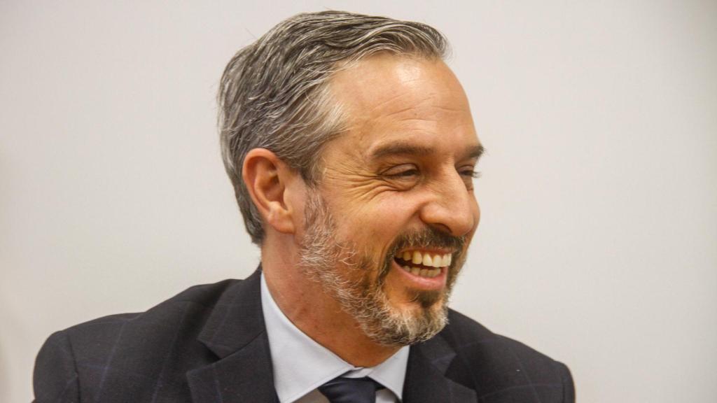 El consejero durante la entrevista.