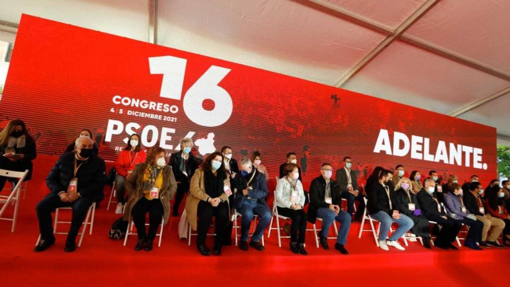 La ejecutiva del PSOE saliente, este sábado, en el Cuartel de Artillería de Murcia.