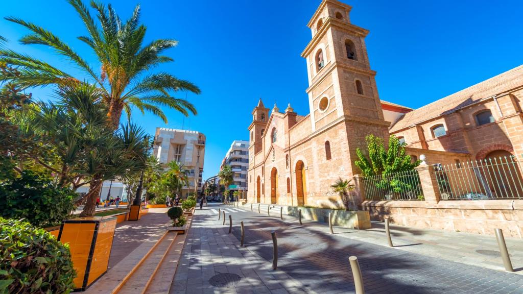 Vistas a la parroquia de la Inmaculada Concepción en Torrevieja