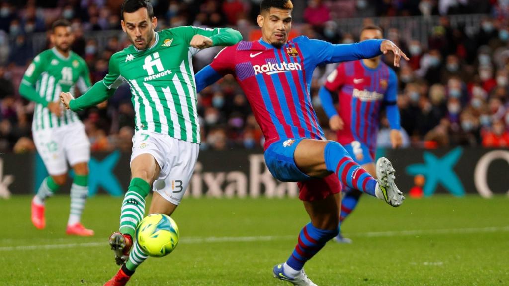 Juanmi realiza un remate a puerta por delante de Araujo