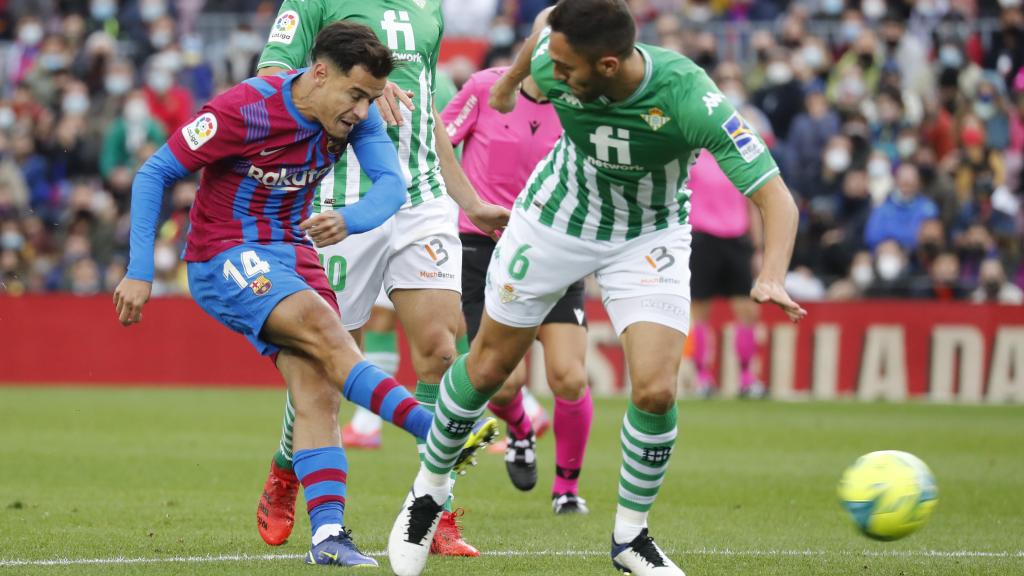 Coutinho lo intenta con un disparo a puerta